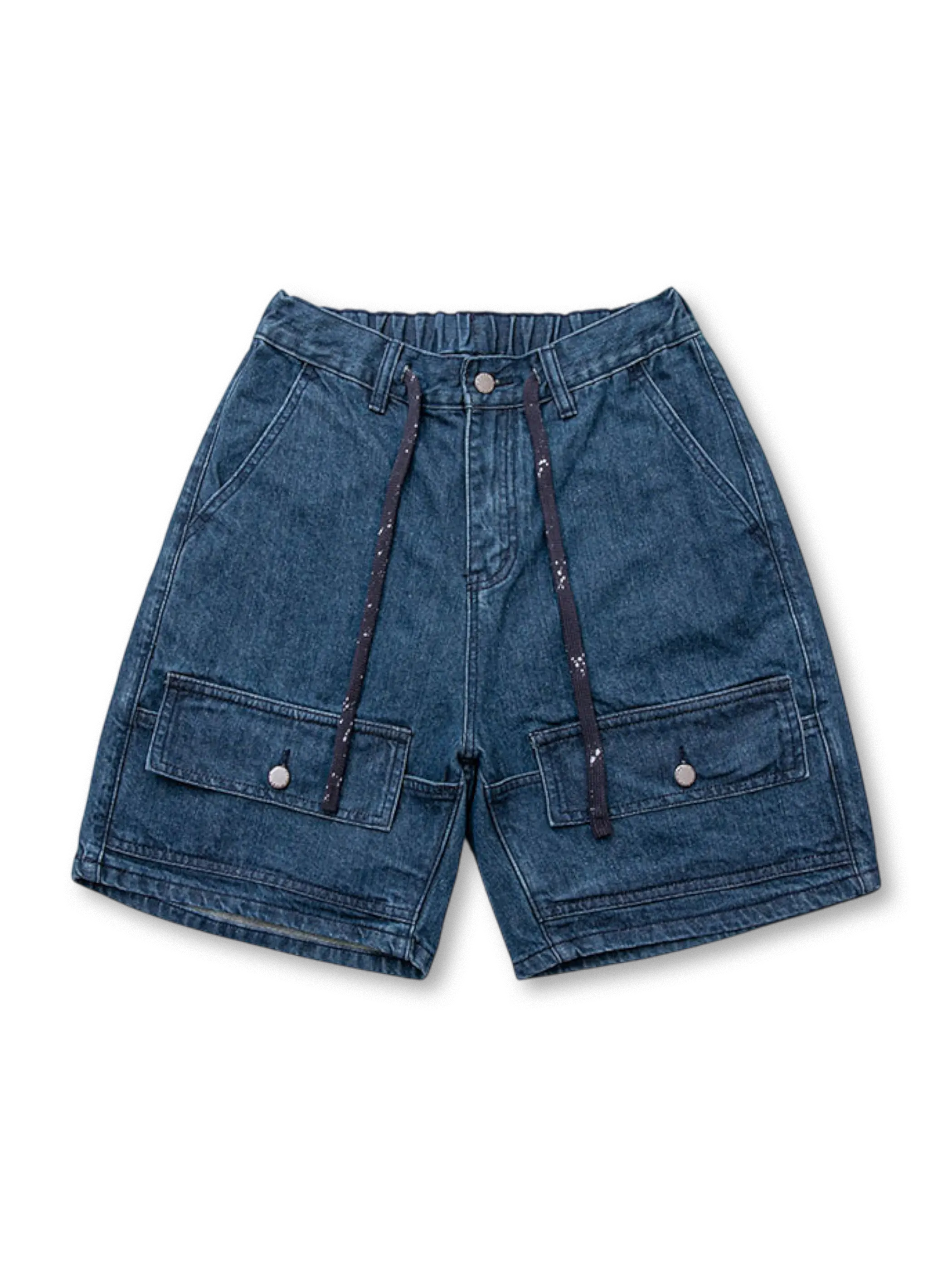大きめツーポケットとドローストリングウエストが特徴のワイドデニムショートパンツ