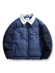 バイカラーパッチワークとシープスキン襟が特徴の防寒中綿ジャケット。多機能ポケット付きで実用的。