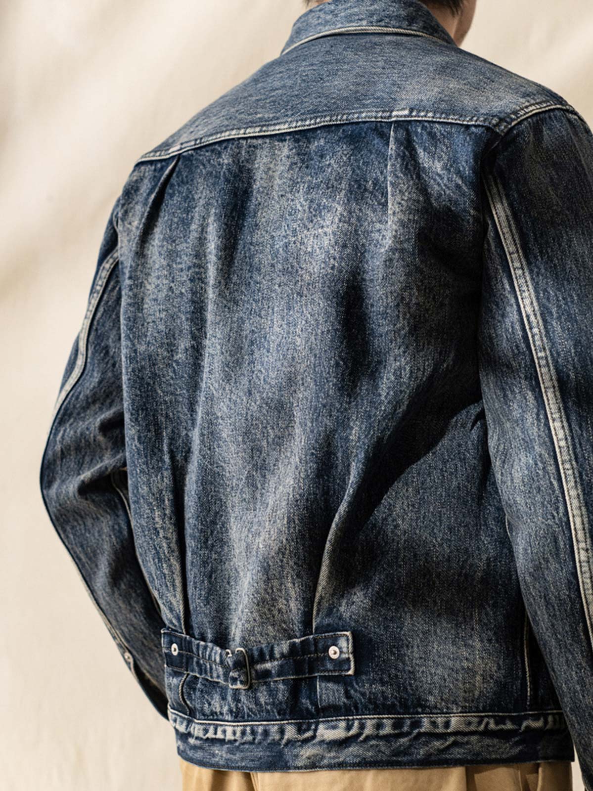 モデルが506XX Type1ジャケットを着用し、そのビンテージスタイルと独特な魅力を披露