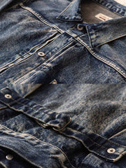 ジャケットのディテールショット、真鍮の未加工の錫メッキパリボタンとスラブデニムの質感を展示