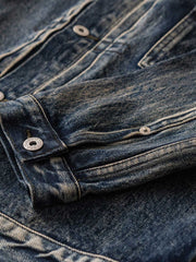 ジャケットのディテールショット、真鍮の未加工の錫メッキパリボタンとスラブデニムの質感を展示