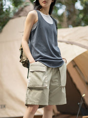 モデルがアメリカンレトロ大Uネックスリーブレスニットベストを着用し、フルボディでポーズをとる