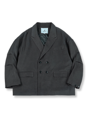 アーバン機能テーラードジャケットの全体正面画像、シャークプリーツ袖とダブルブレストディテール。