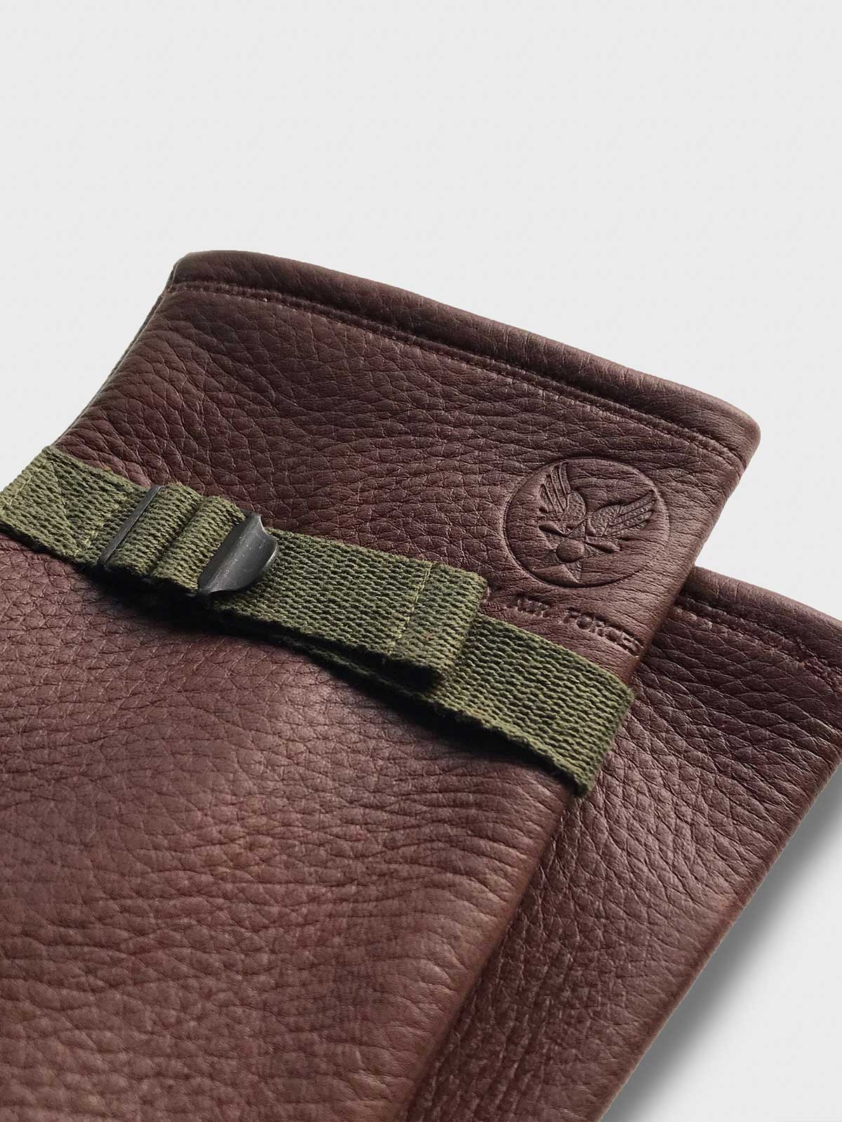 調整可能な手首部分と鹿革ディテール