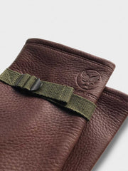 調整可能な手首部分と鹿革ディテール