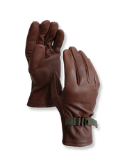 USAAF二次大戦風デザインの鹿革製フライトグローブ。調整ストラップ付きのミディアム丈でグリップ力と保温性を両立。