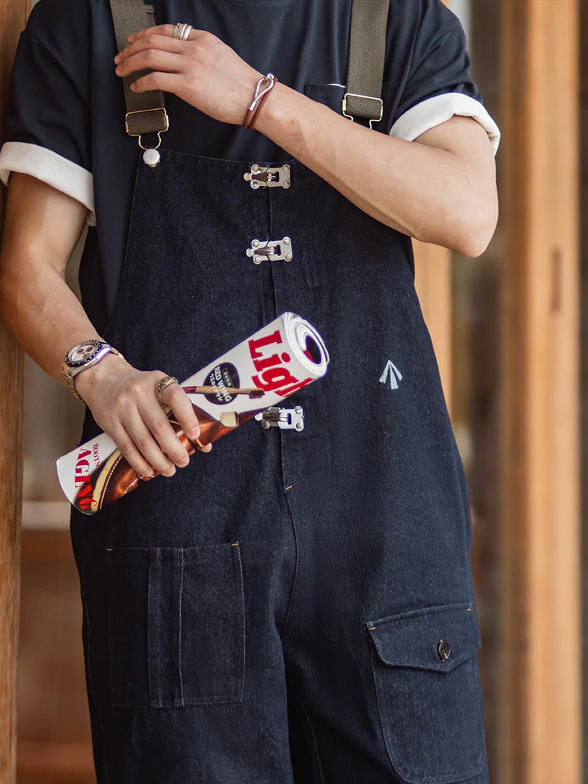 モデル画像:モデルがUSNデニムデッキオーバーオールを着用した図