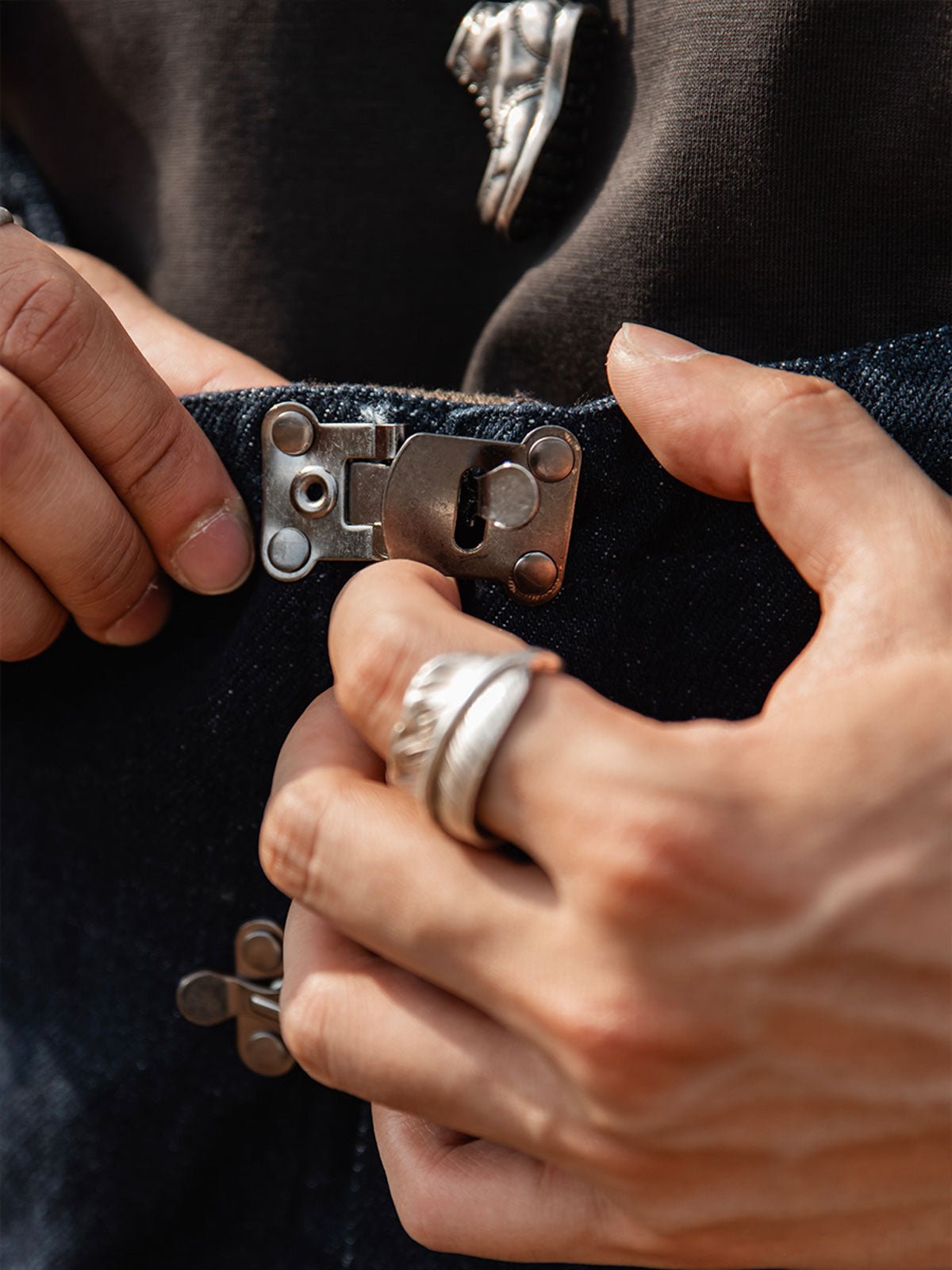 詳細画像:オーバーオールのディテール図(マリンサスペンダーバックル、YKKジッパー、ウッドグレイン樹脂ボタンなど)