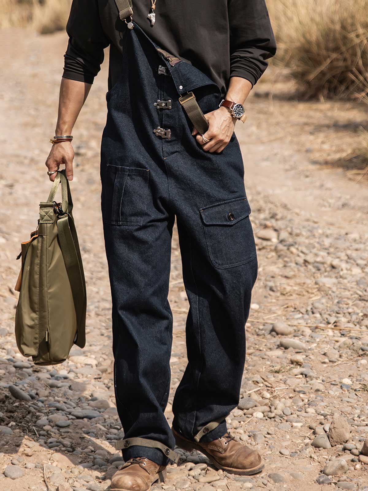 モデル画像:モデルがUSNデニムデッキオーバーオールを着用した図