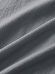 カーブ状のジッパーとサイドポケットのクローズアップ、UPF40+の紫外線対策機能を強調。