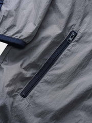 カーブ状のジッパーとサイドポケットのクローズアップ、UPF40+の紫外線対策機能を強調。