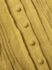 ドレスのプリーツ装飾とVネックのディテールクローズアップ