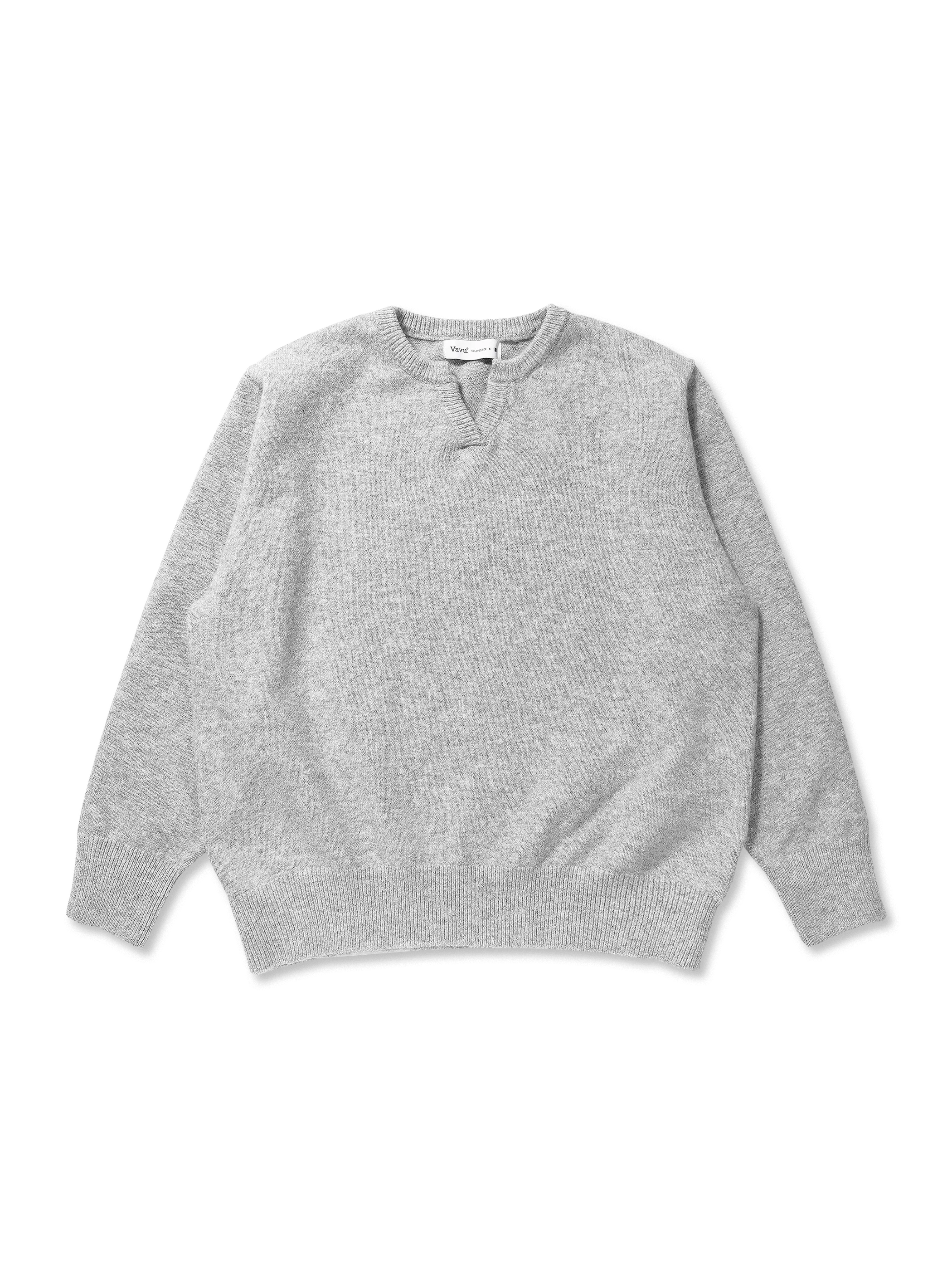 柔らかく厚みのある素材を使用したVネックセーター。風を防ぐゴム袖口とストレッチ裾で快適な着心地を実現。秋冬のカジュアルやレイヤードに最適。
