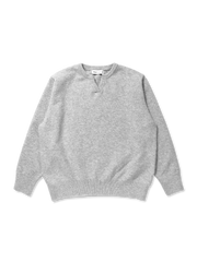 柔らかく厚みのある素材を使用したVネックセーター。風を防ぐゴム袖口とストレッチ裾で快適な着心地を実現。秋冬のカジュアルやレイヤードに最適。