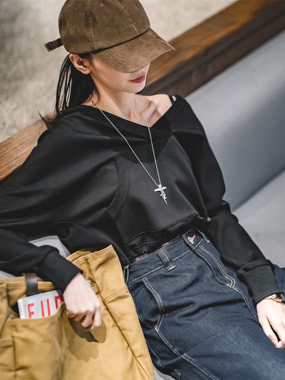 モデルがアメリカンカジュアルVネックショート丈フーディを着用し、スタイルを全体的に披露