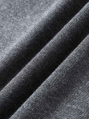 製品画像: ブリティッシュスクールスタイルのVネックニットウールベスト
詳細画像: 襟元のジャカード編みとリブ裾のディテール