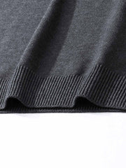 製品画像: ブリティッシュスクールスタイルのVネックニットウールベスト
詳細画像: 襟元のジャカード編みとリブ裾のディテール