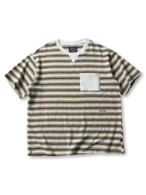 V字ネックインサートとボーダーが映える胸ポケットTシャツ