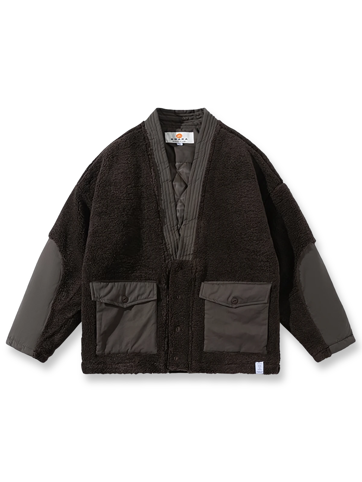 フリース素材とパッチワークが特徴のVネック中綿ジャケット