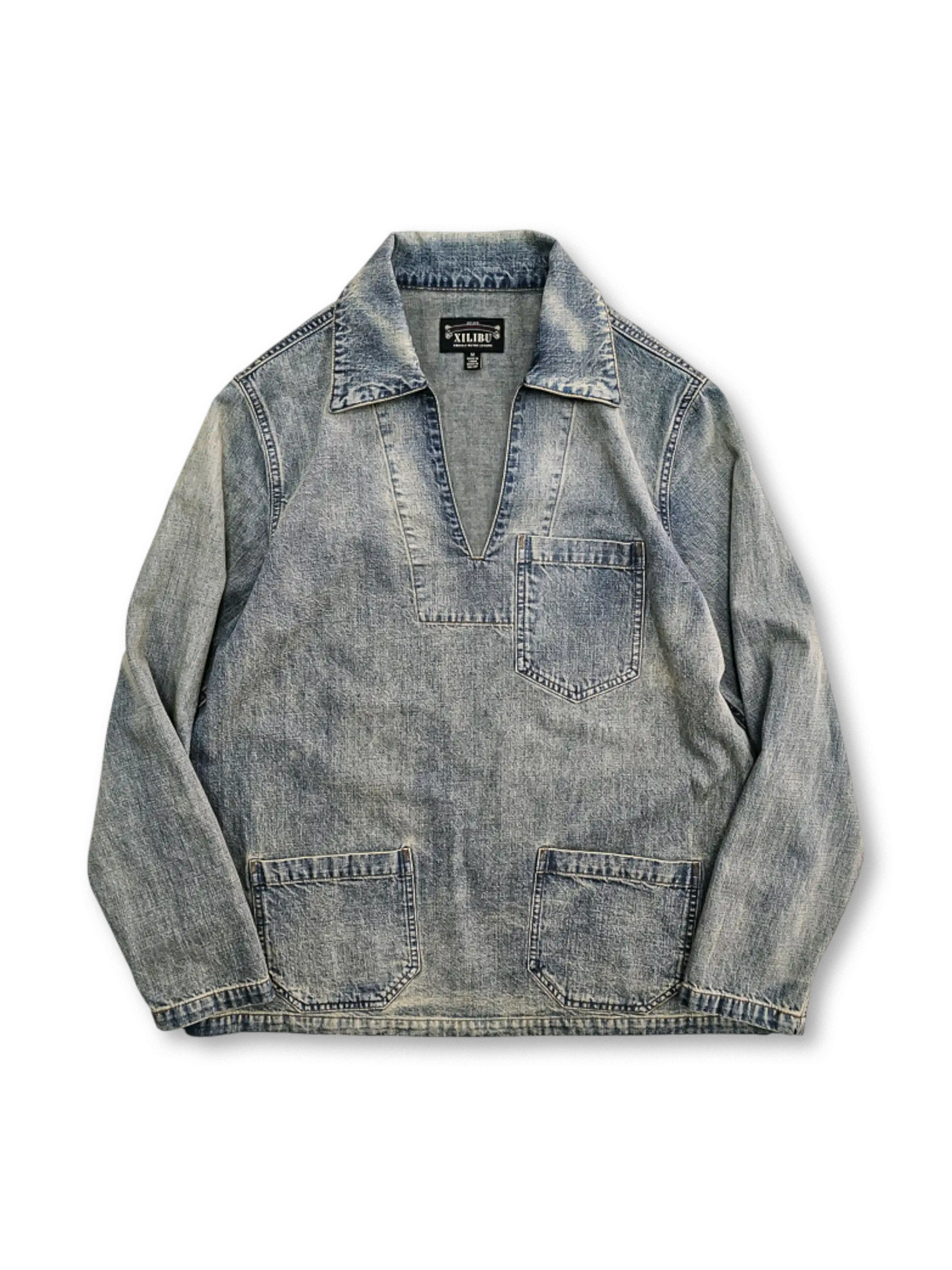 1950年代風ワークポケットと磨白加工が特徴の全綿デニムVネックシャツ。快適な着心地と経年変化を両立。