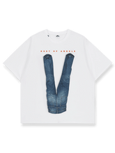 ピースサインプリントが映えるオーガニックコットン混デニムTシャツ。