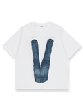 ピースサインプリントが映えるオーガニックコットン混デニムTシャツ。