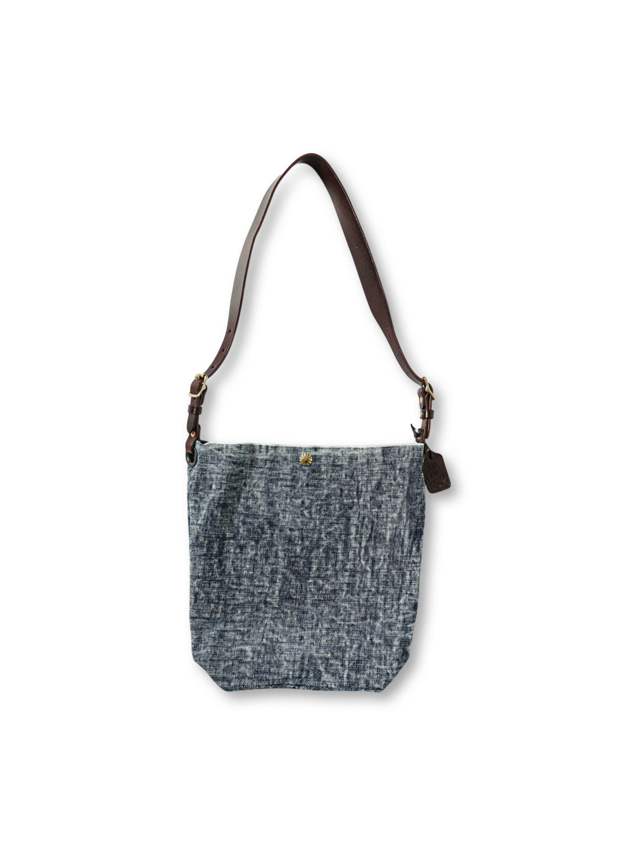 ミリタリーデニムとベジタブルタンニンレザーを組み合わせたホーボーバッグの全体像、純銅金具と大容量バケットシルエットを強調。