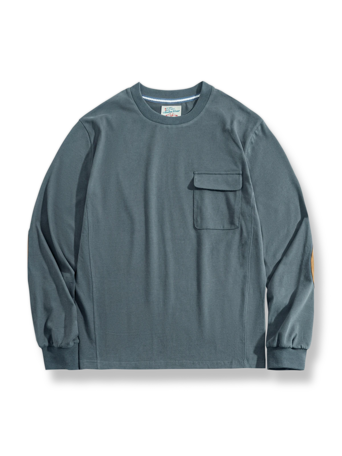 ベロア切り替えとミリタリーポケットが特徴のゆったりフィット長袖スウェットシャツ。