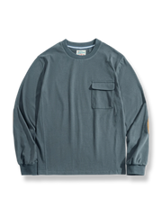 ベロア切り替えとミリタリーポケットが特徴のゆったりフィット長袖スウェットシャツ。