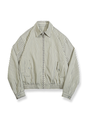 縦ストライプの襟付きジャケットのデザインとシルエットを伝えるイメージ。