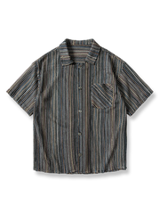 縦ストライプと透かし編みオープンワークが特徴のポリエステル半袖シャツ