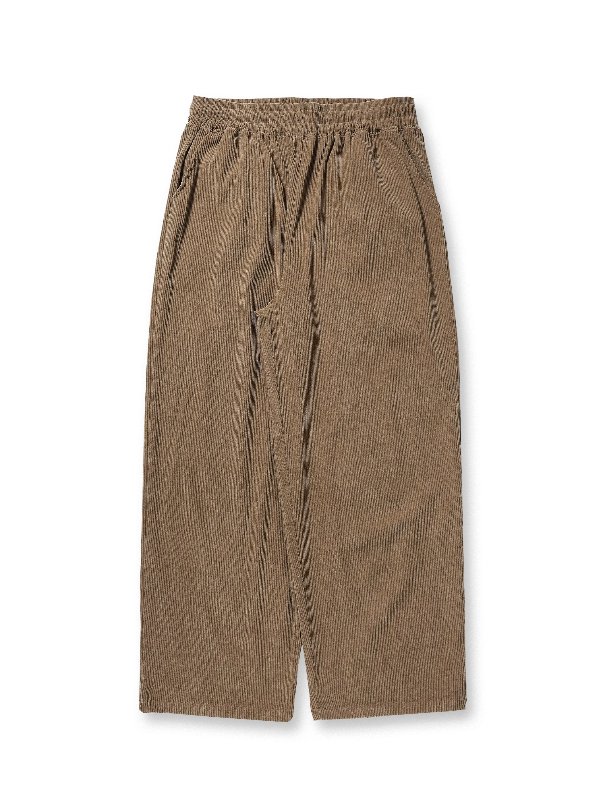 ゴムとドローコード仕様のウエストが特徴のヴィンテージコーデュロイパンツ。ストレートシルエットと多機能ポケットで快適かつ実用的。