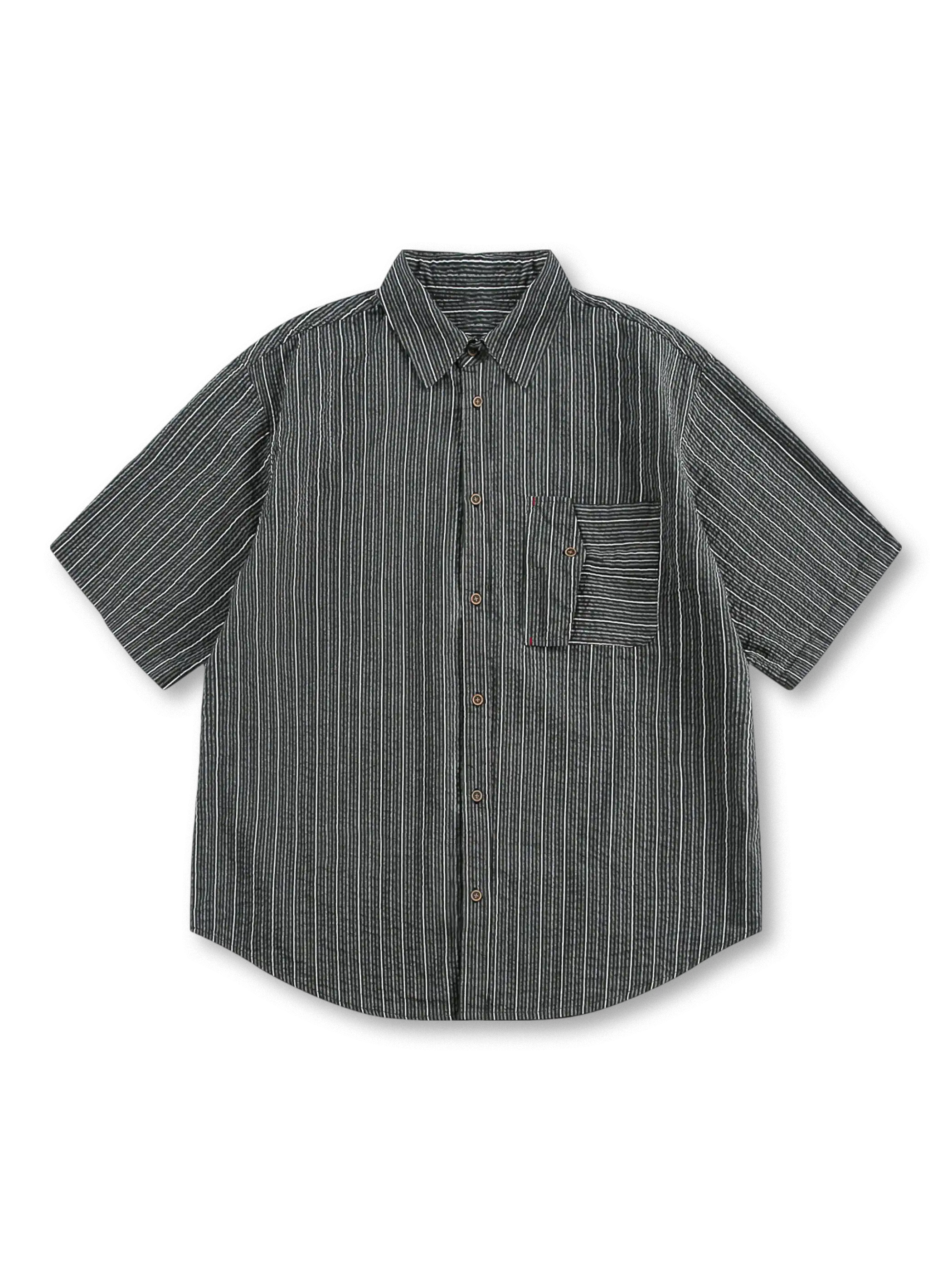 凹凸あるシアサッカー生地にクラシックストライプが映えるヴィンテージストライプシアサッカーシャツの全身ビュー。