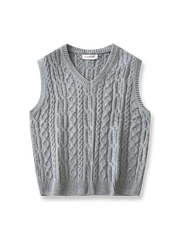 アランケーブル模様のジャカードニットベスト。