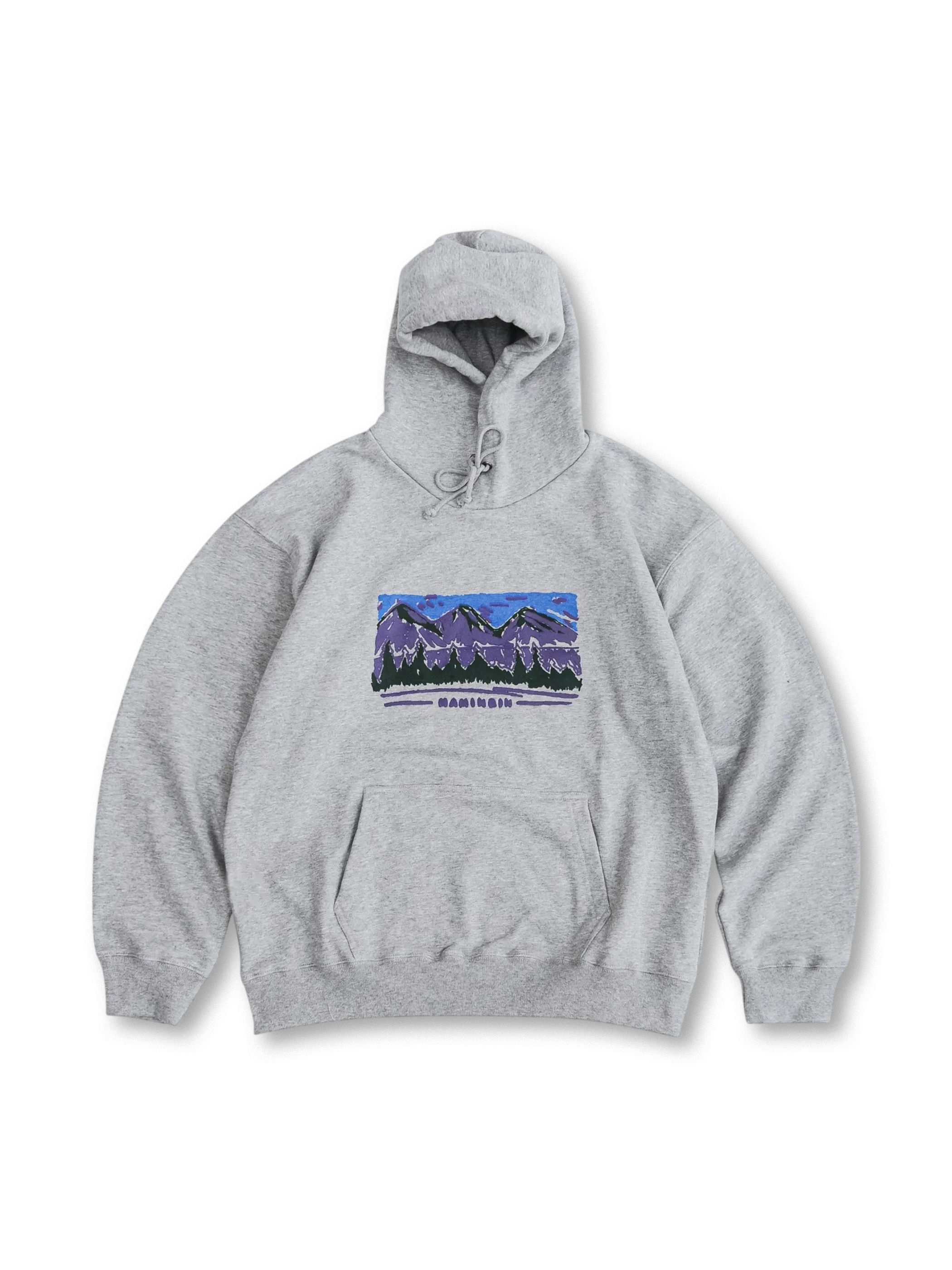 胸元に山の風景アートプリントが施されたヴィンテージアートプリントフーディ。100%綿素材で柔らかく吸汗性が高く、ゆったりフィットとドローストリングフードで快適。前ポケットとレトロカラーのプリントが特徴。