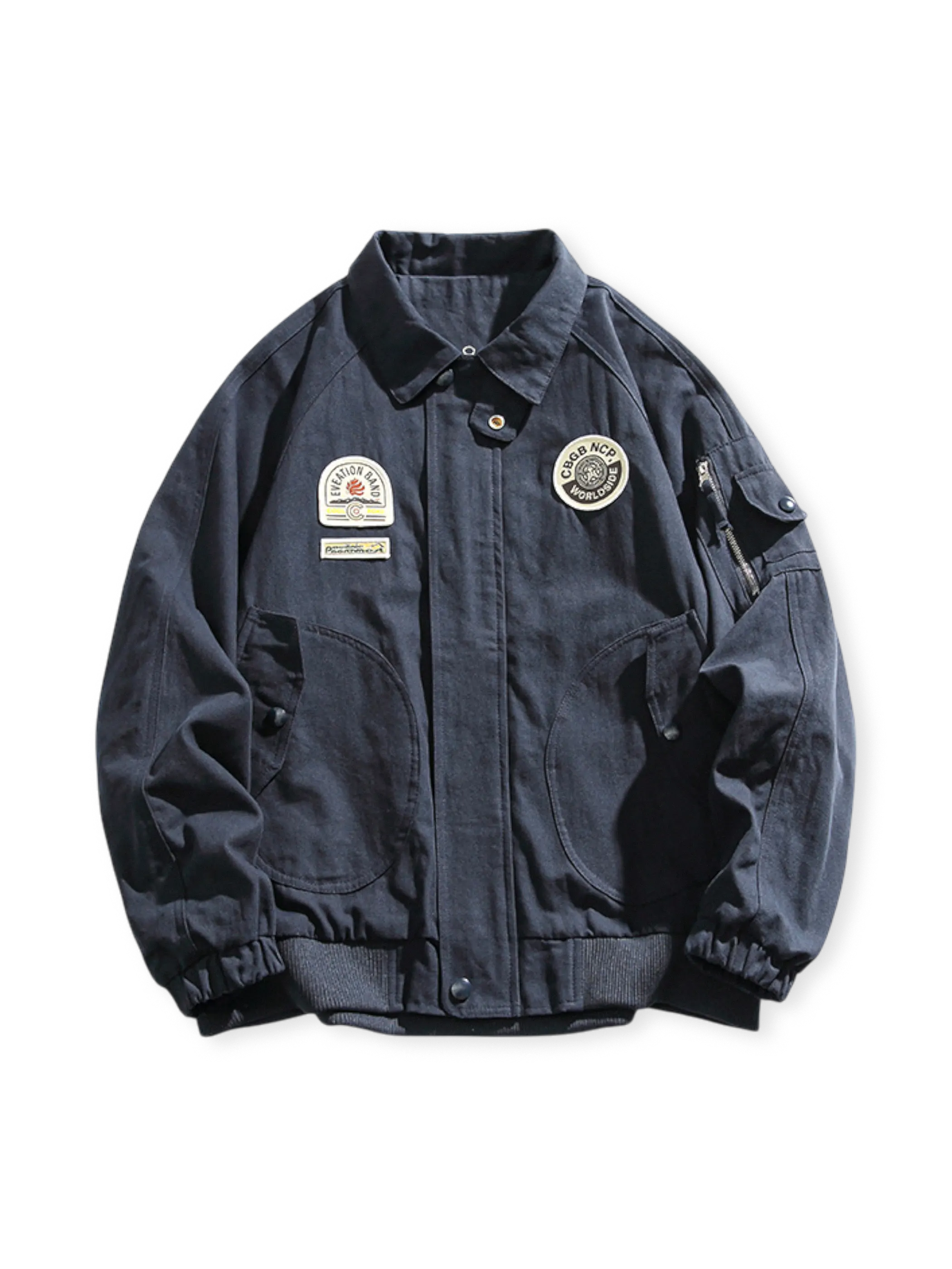 第二次世界大戦アビエータージャケットとベースボールジャケット風のヴィンテージバッジ付きスタンドカラージャケット。