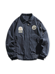 第二次世界大戦アビエータージャケットとベースボールジャケット風のヴィンテージバッジ付きスタンドカラージャケット。