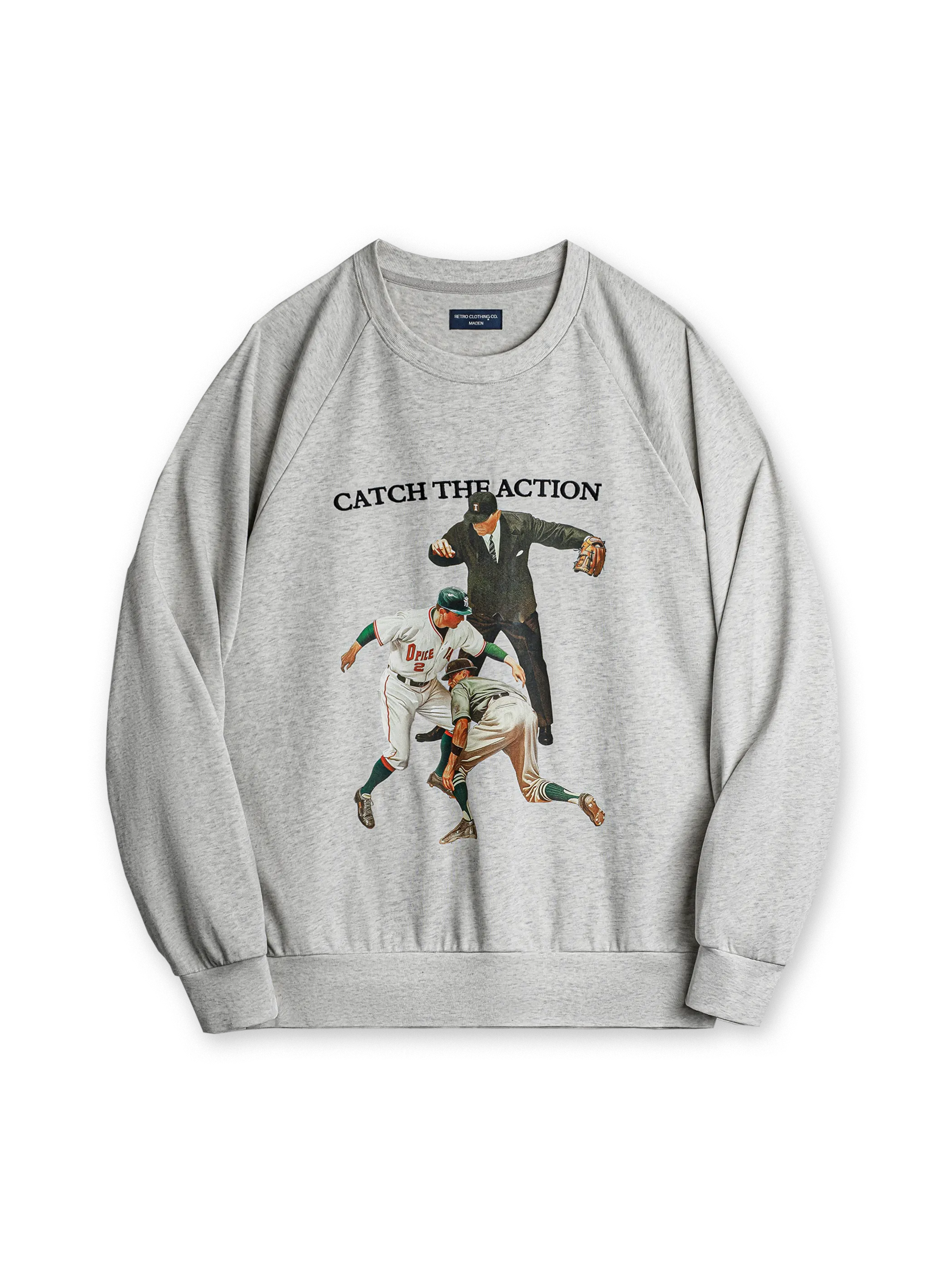 アメリカンベースボールの試合シーンをプリントし、レタリング刺繍を施したヴィンテージ風ヘビーウェイトスウェット。快適な着心地と耐久性が特徴。