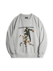 アメリカンベースボールの試合シーンをプリントし、レタリング刺繍を施したヴィンテージ風ヘビーウェイトスウェット。快適な着心地と耐久性が特徴。