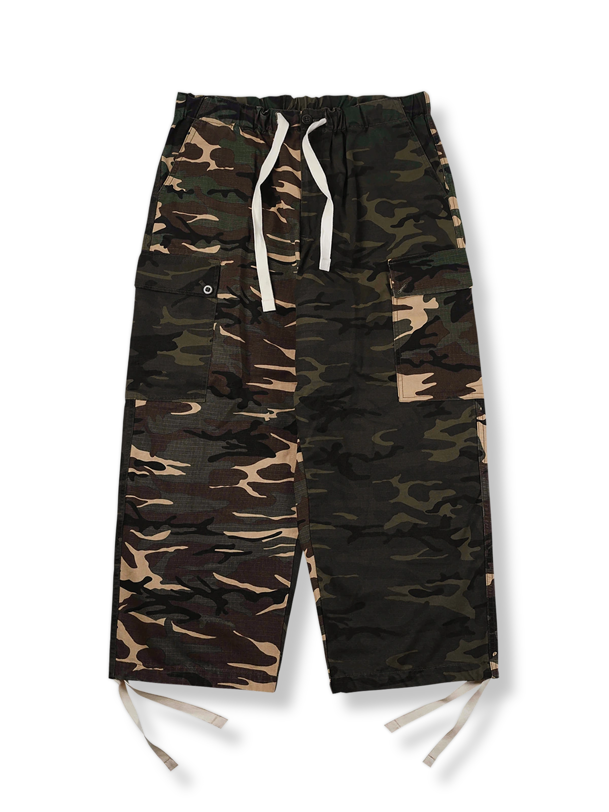 カモフラージュとカラー ブロックのパッチワークが特徴のリップストップカーゴパンツの全体が見える商品画像