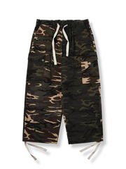 カモフラージュとカラー ブロックのパッチワークが特徴のリップストップカーゴパンツの全体が見える商品画像