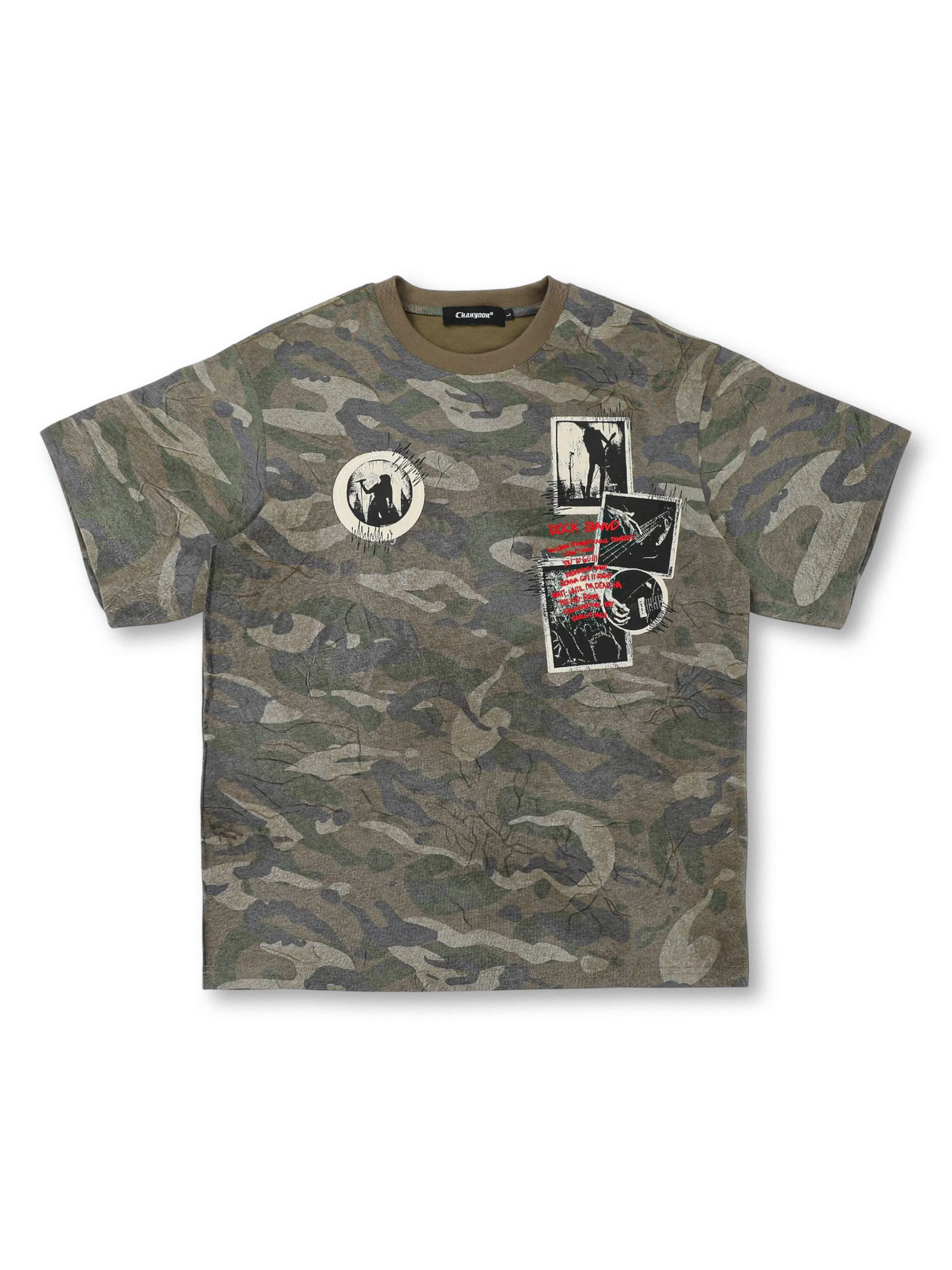 80年代パンク&ロックカルチャーをモダンに表現したウォッシュドカモ柄とモノクロフォトプリント、赤いロゴ入りのオーバーサイズTシャツ。