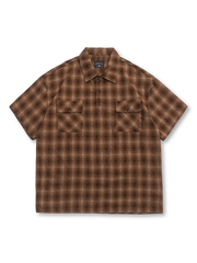 ブラウン系チェック柄とフラップポケットが特徴のワークポロシャツ