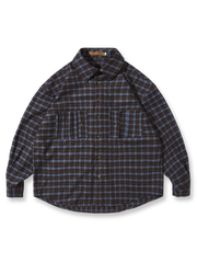 ブルー&ブラウン、イエロー&ブラウンのチェック柄が特徴のヴィンテージ風シャツ。アコーディオンポケットとラウンドヘムデザインを備え、ルーズフィットシルエットで快適な着心地。秋冬のカジュアルスタイルに最適。