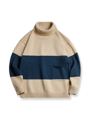 アースカラーとディープブルーの横配色タートルネックニットセーター。