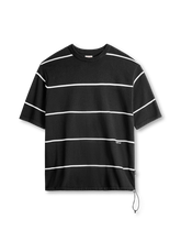 ブラックとホワイトの大胆なストライプが特徴のヴィンテージTシャツ