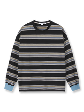 ブラックベースにブルーとブラウンのヴィンテージ配色ストライプとブルーリブ袖口が特徴の長袖Tシャツの全体像。