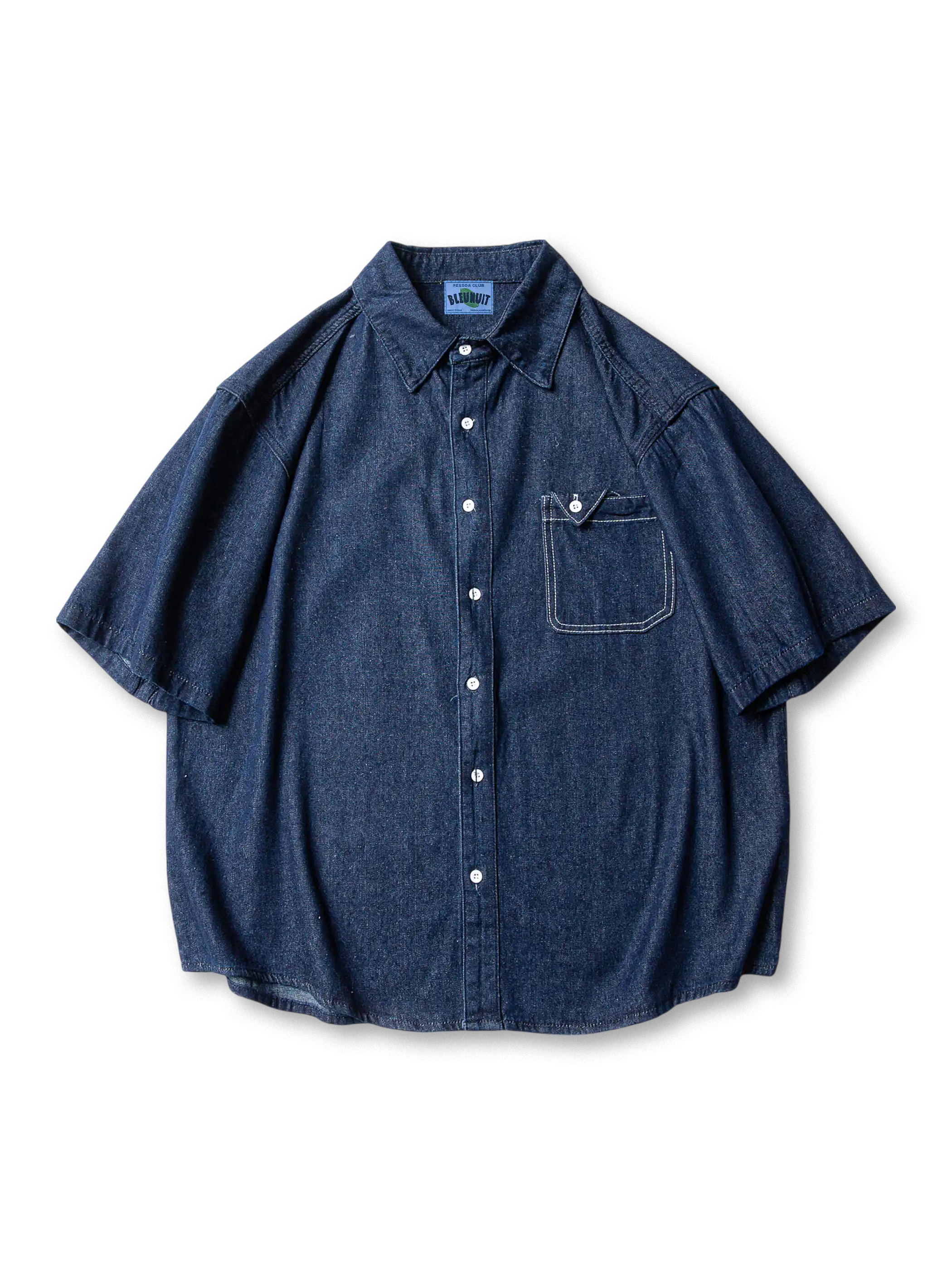 深い畝とマットな色合いが特徴のコーデュロイワイドパンツ、立体的なタックで動きやすさを実現