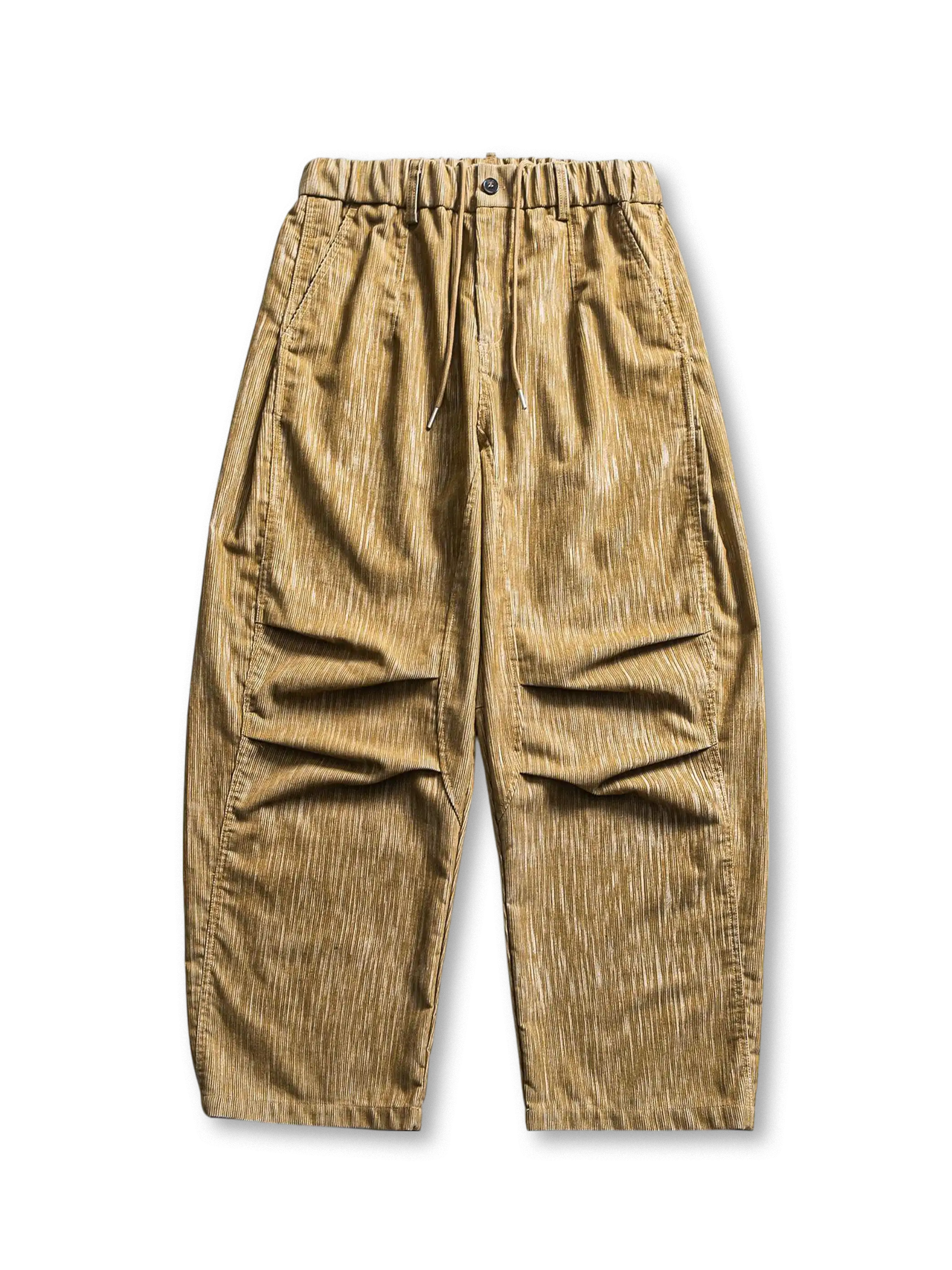 深い畝とマットな色合いが特徴のコーデュロイ素材ワイドパンツ、立体的なタックで動きやすいデザイン