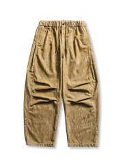 深い畝とマットな色合いが特徴のコーデュロイ素材ワイドパンツ、立体的なタックで動きやすいデザイン